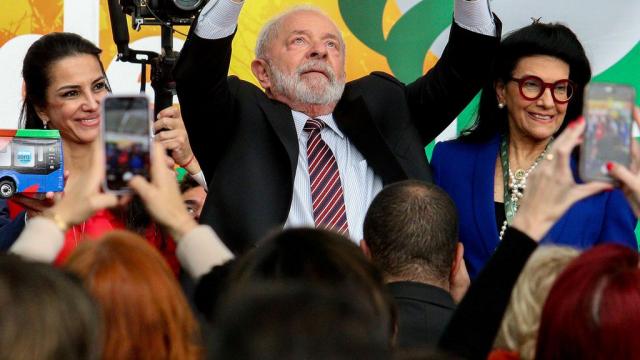 Em inauguração de fábrica de ônibus elétricos, Lula defende produção nacional